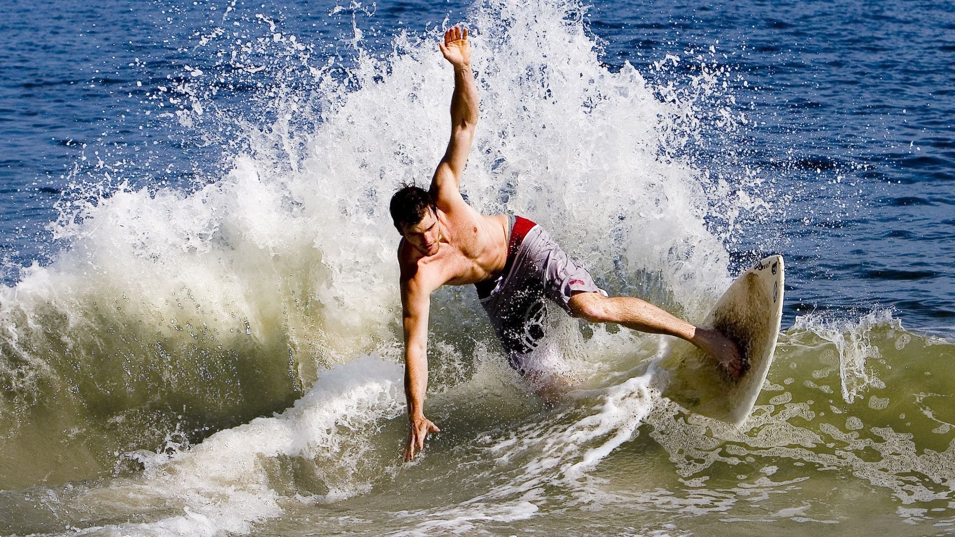 《马尼拉公报》记者雷伊报道杭州亚运会开幕式,称其为“视觉杰作”,并赞扬亚运村的设施和志愿者服务。